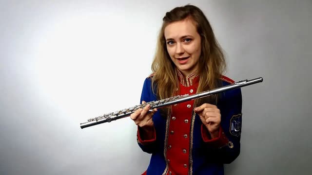 Dlaczego flet poprzeczny jest instrumentem dętym drewnianym mimo metalu? Dlaczego flet poprzeczny jest instrumentem dętym drewnianym mimo metalu?