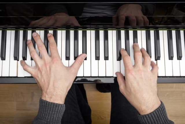 Jak grać lewą ręką na pianinie: 5 prostych kroków do perfekcyjnej techniki Jak grać lewą ręką na pianinie: 5 prostych kroków do perfekcyjnej techniki