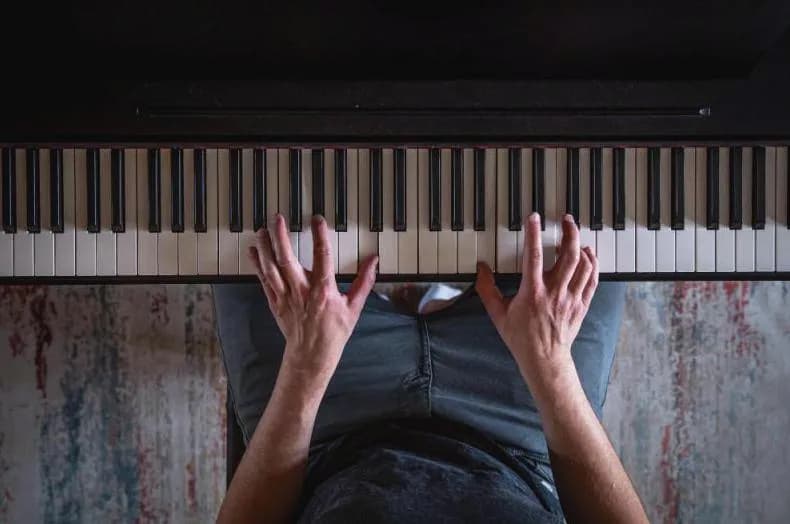 Jak nauczyć się grać na fortepianie jazzowym - kompletny poradnik dla początkujących Jak nauczyć się grać na fortepianie jazzowym - kompletny poradnik dla początkujących