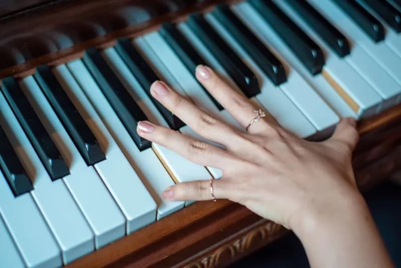 Jak układać palce na pianinie - 8 podstawowych zasad dla początkujących Jak układać palce na pianinie - 8 podstawowych zasad dla początkujących
