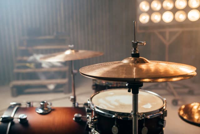 Poznaj perkusję: fascynujący instrument muzyczny i jego zastosowania Poznaj perkusję: fascynujący instrument muzyczny i jego zastosowania
