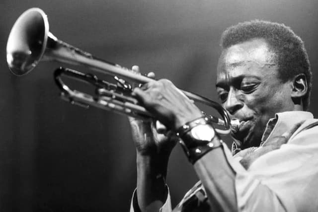 Miles Davis: trębacz jazzowy, którego geniusz zmienił historię jazzu Miles Davis: trębacz jazzowy, którego geniusz zmienił historię jazzu