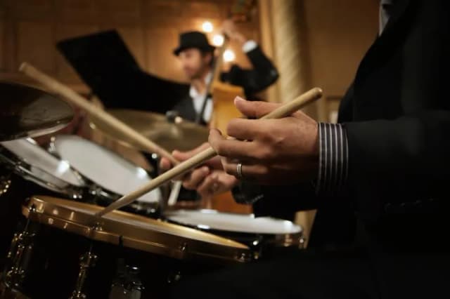 Członek zespołu jazzowego: Kluczowa rola w tworzeniu magii muzyki Członek zespołu jazzowego: Kluczowa rola w tworzeniu magii muzyki